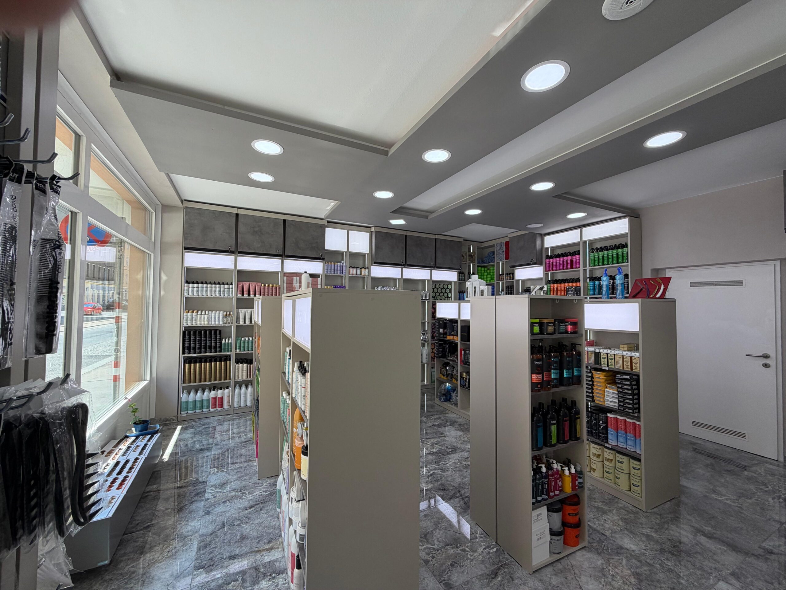 Friseurbedarf in Wien mit professionellen Haarpflegeprodukten und Friseurzubehör für Salons.