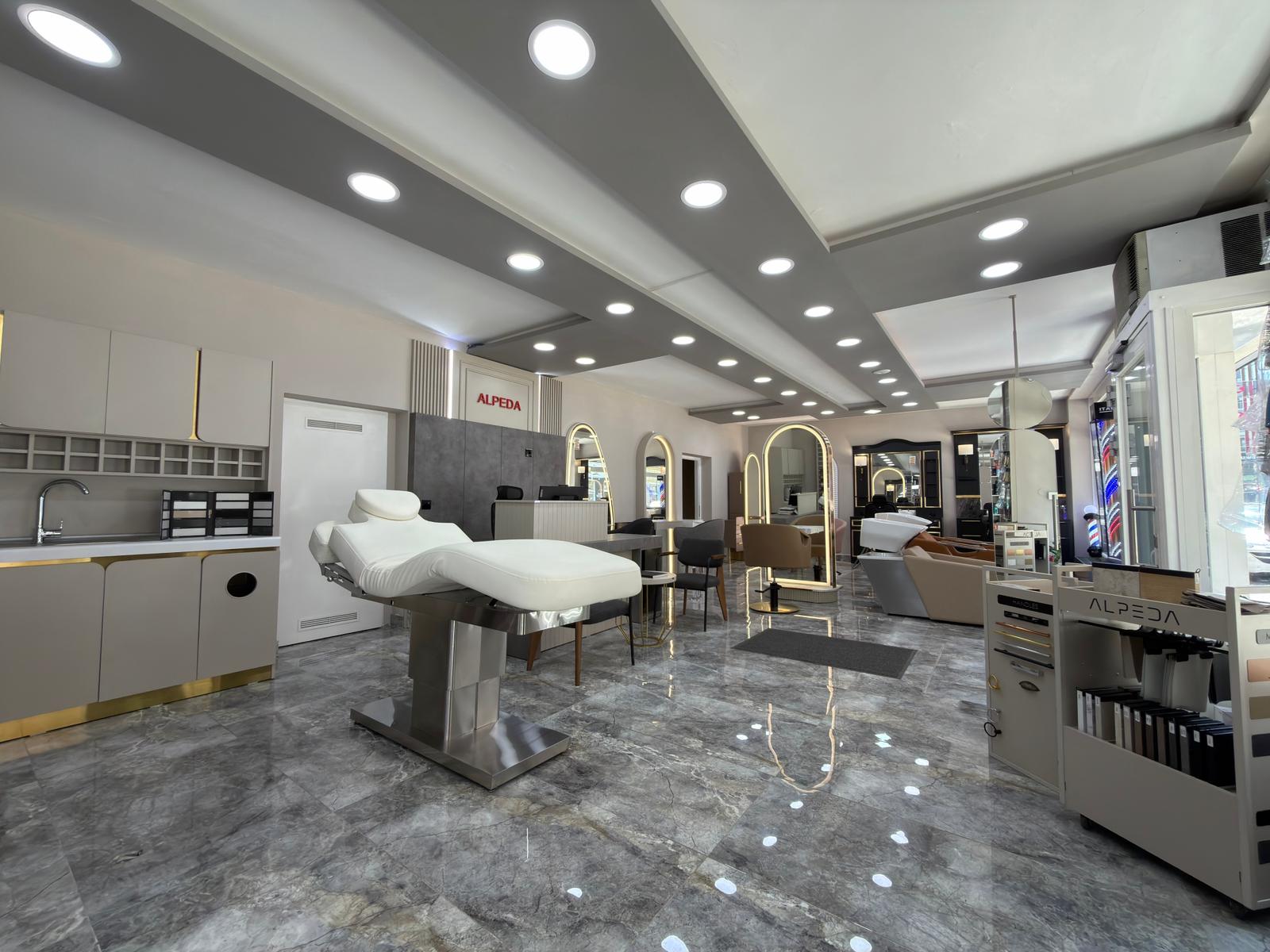 Friseureinrichtung Showroom Wien mit modernen Friseurstühlen, Waschplätzen und professioneller Saloneinrichtung.