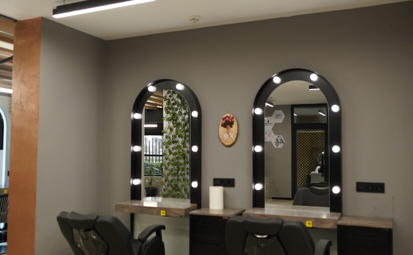 Modernes Barber Salon Design in Österreich mit individueller Herrensalon Einrichtung und schlüsselfertiger Komplettrealisierung.
