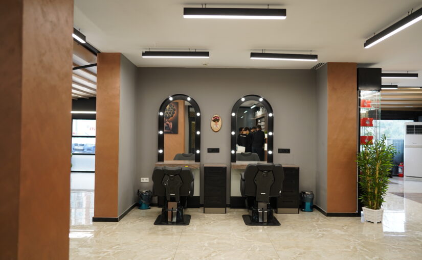 Schlüsselfertiges Herrensalon Projekt in Wien mit Barber Einrichtung, Innenarchitektur und kompletter Umsetzung aus einer Hand.