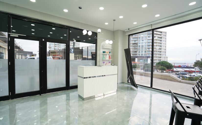Realisierter Empfangsbereich im Bahar Babacan Beauty Center mit großzügiger Fensterfront und modernem Interior Design.