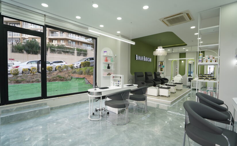 Innenansicht des Bahar Babacan Beauty Centers mit Pediküre-Lounge, Kosmetikbereich und hochwertiger Studioeinrichtung.