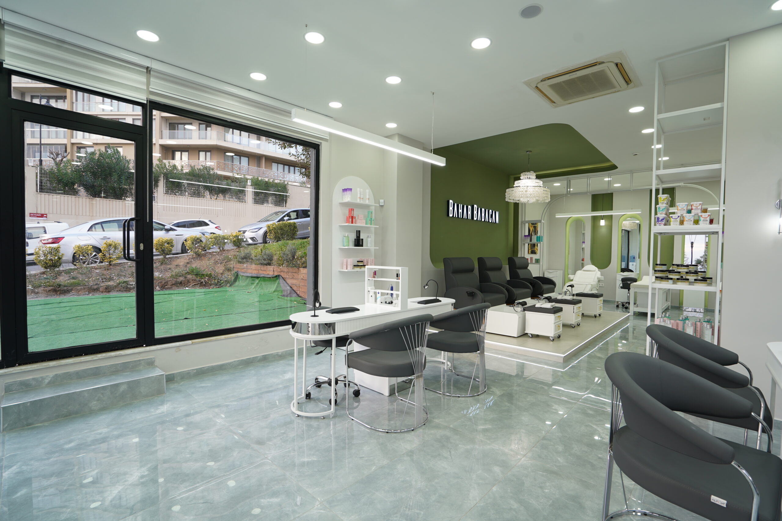 Innenansicht des Bahar Babacan Beauty Centers mit Pediküre-Lounge, Kosmetikbereich und hochwertiger Studioeinrichtung.