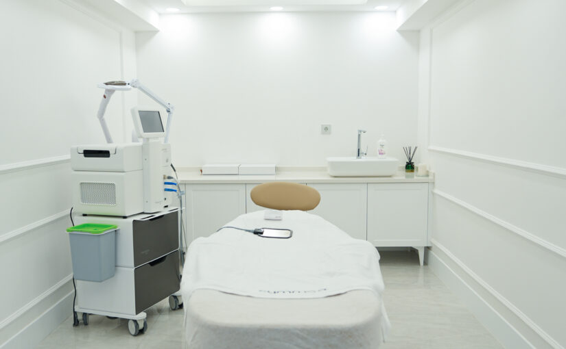 Moderner Behandlungsraum für Beauty Klinik, Kosmetikstudio oder ästhetische Praxis Einrichtung.