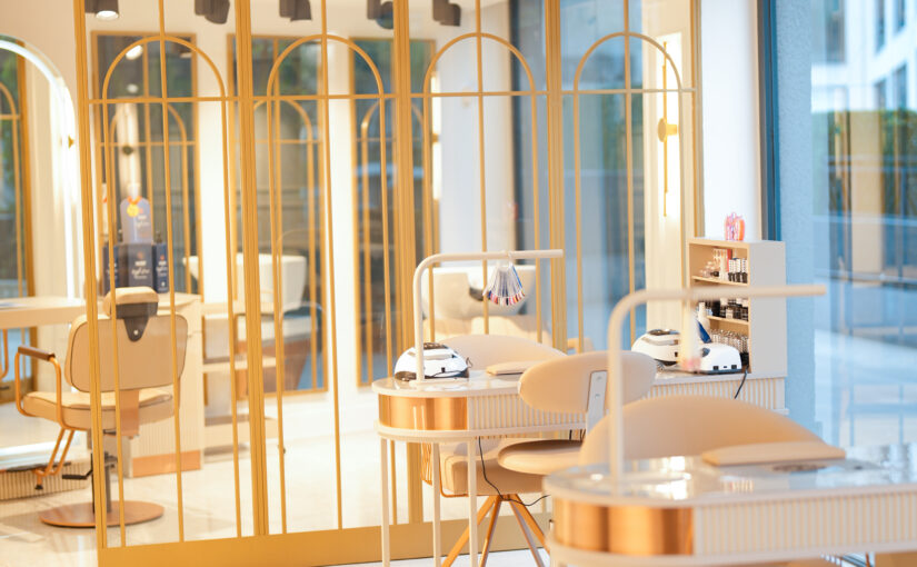 Exklusiver Nagelbereich mit professionellen Maniküre Arbeitsplätzen in moderner Beauty Salon Einrichtung.