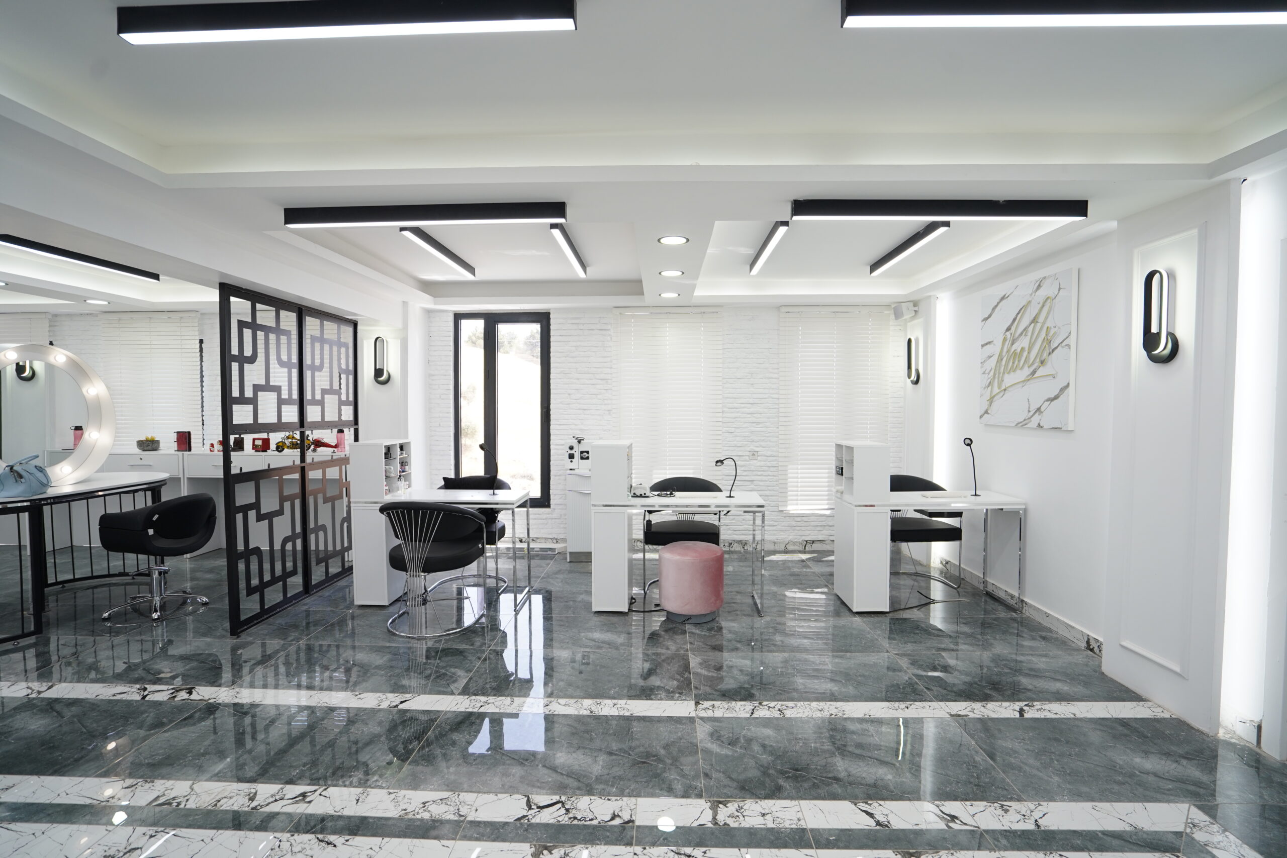 Moderner Nagelstudio Bereich in elegantem Schwarz-Weiß Design mit professionellen Arbeitsplätzen