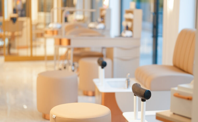 Eleganter Pediküre Loungebereich als Teil einer exklusiven Spa und Beauty Salon Einrichtung.