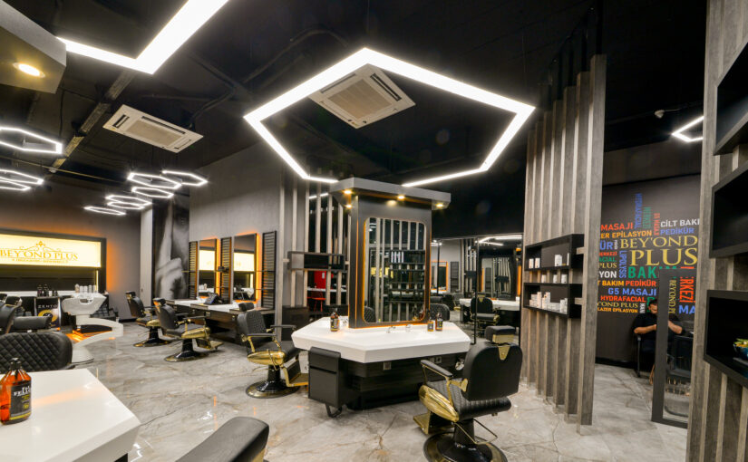 Moderne Friseursalon Einrichtung mit zentralen Bedienplätzen und exklusivem Salon Design