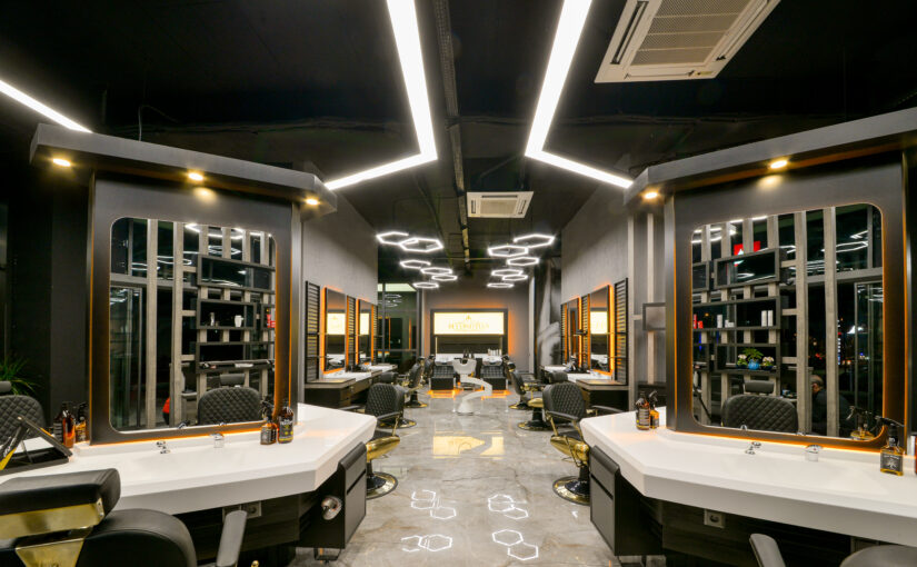 Großzügiges Innendesign einer hochwertigen Friseursalon Einrichtung mit Bedieninseln