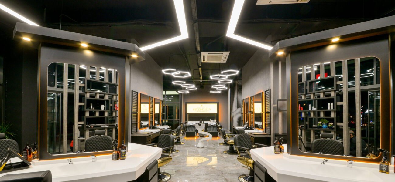 Großzügiges Innendesign einer hochwertigen Friseursalon Einrichtung mit Bedieninseln