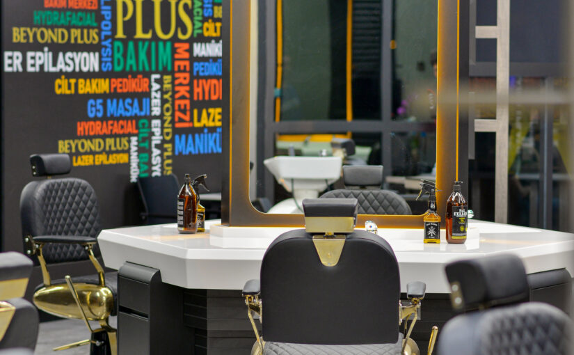 Individuelles Salon Design mit maßgefertigten Bedienplätzen und Innenausbau