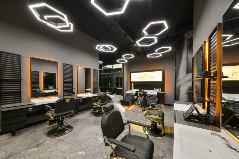 Friseursalon Einrichtung mit komfortablen Waschplätzen und hochwertigem Salonkonzept
