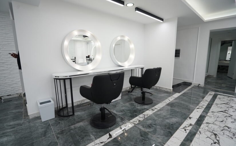 Detailaufnahme eines modernen Make-up Stylingplatzes mit LED Rundspiegel in hochwertigem Beauty Studio