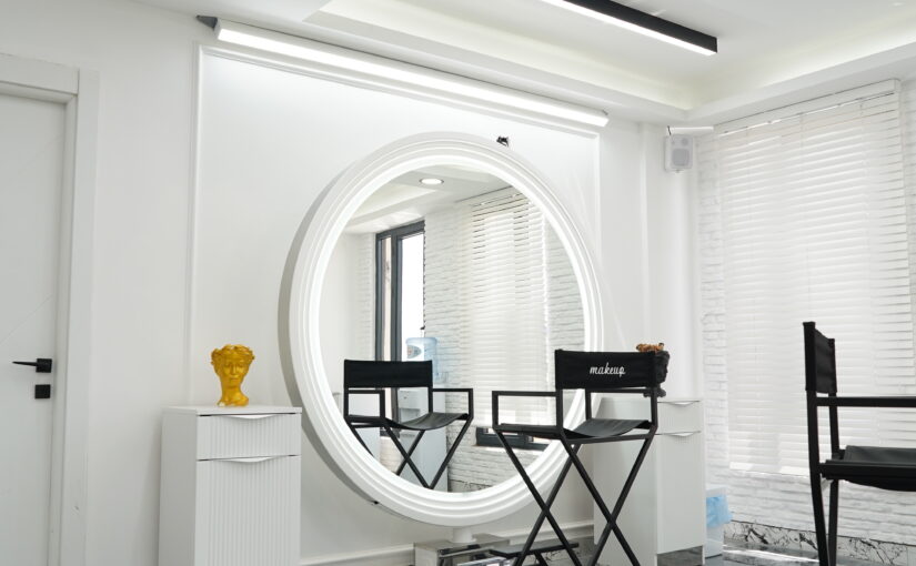 Professioneller Make-up Platz mit beleuchtetem Rundspiegel in hochwertigem Beauty Salon