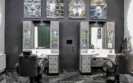 Barber Arbeitsplätze mit Spiegeln und stilvoller Saloneinrichtung im El Loco Barbershop Wien