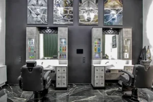 Barber Arbeitsplätze mit Spiegeln und stilvoller Saloneinrichtung im El Loco Barbershop Wien