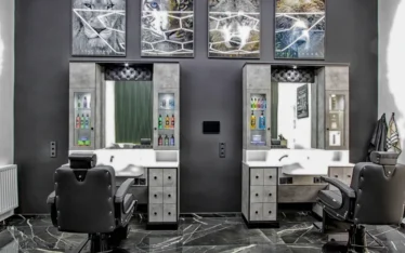 Barber Arbeitsplätze mit Spiegeln und stilvoller Saloneinrichtung im El Loco Barbershop Wien