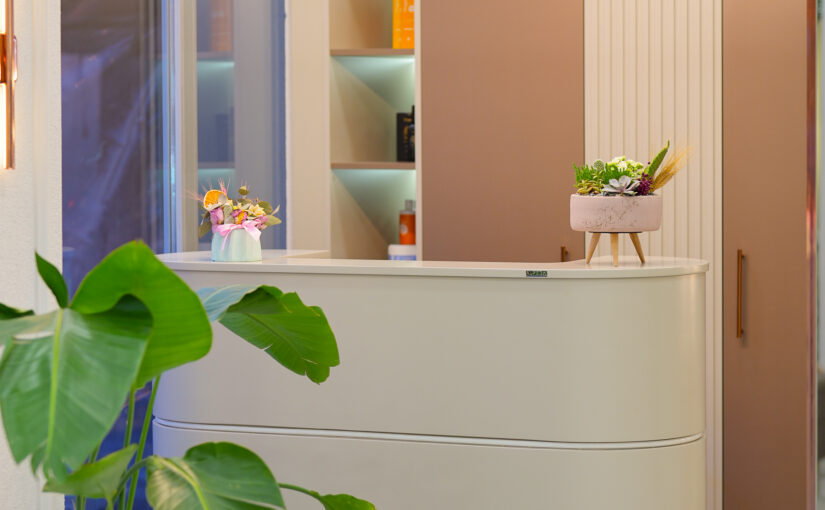 Premium Empfangsbereich mit moderner Rezeption für Friseursalon, Beauty Salon oder Kosmetikstudio.