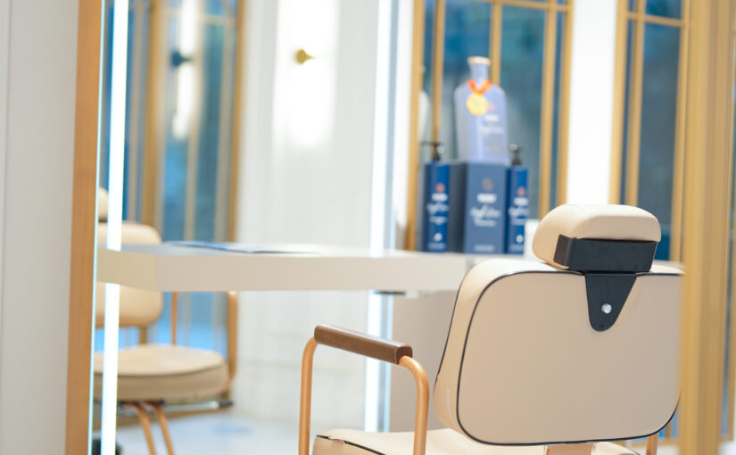 Moderne Stylingstation mit beleuchtetem Spiegel und maßgefertigter Friseureinrichtung.