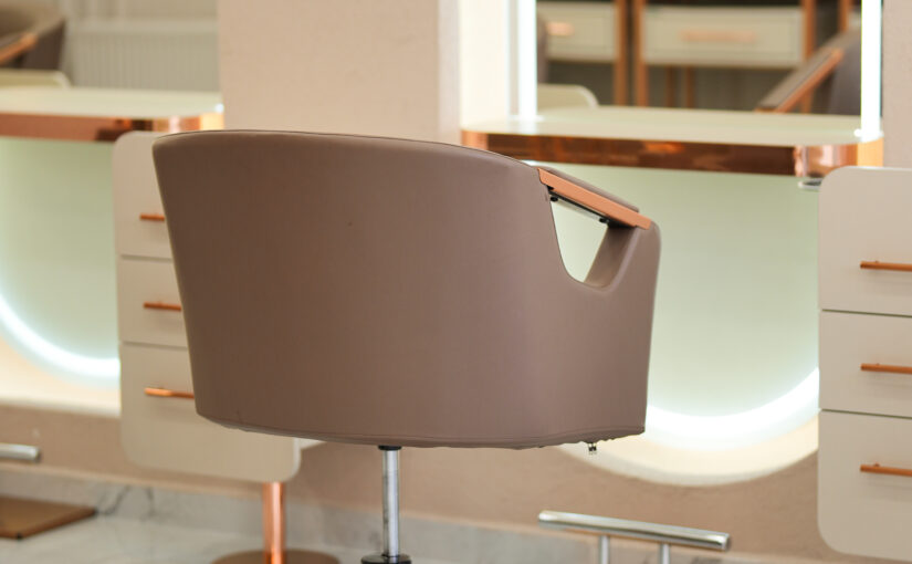 Exklusive Friseureinrichtung mit modernen Stylingplätzen, beleuchteten Spiegelstationen und maßgefertigten Salonmöbeln.