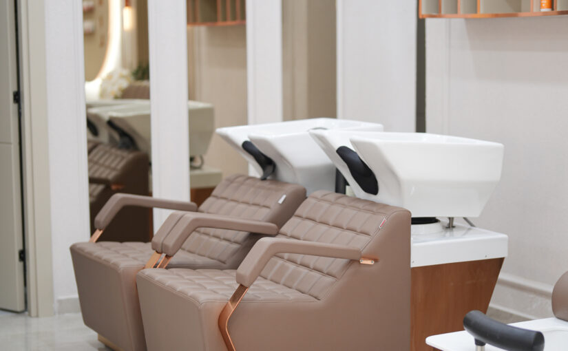 Moderner Waschbereich mit ergonomischen Waschplätzen als Teil einer hochwertigen Friseureinrichtung.