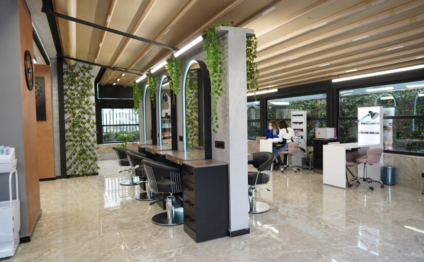 Komplett eingerichteter Friseursalon in Wien mit 3D Planung, Innenarchitektur, maßgefertigten Möbeln und schlüsselfertiger Umsetzung.