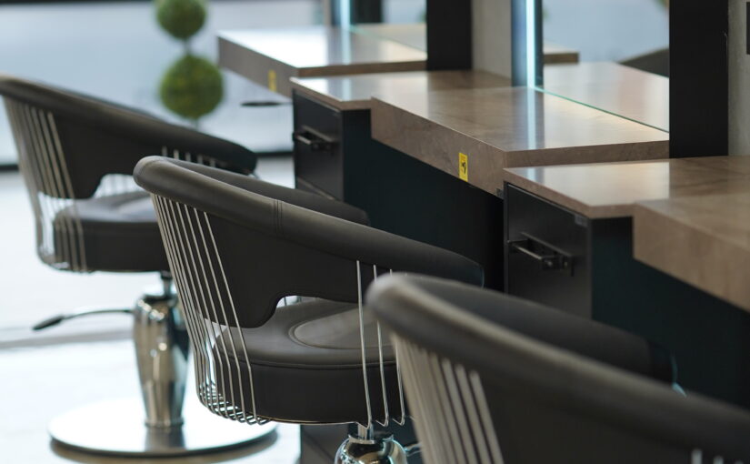 Luxuriöser Friseursalon Ausbau in Wien mit modernen Arbeitsplätzen, individueller Innenarchitektur und kompletter Einrichtung.