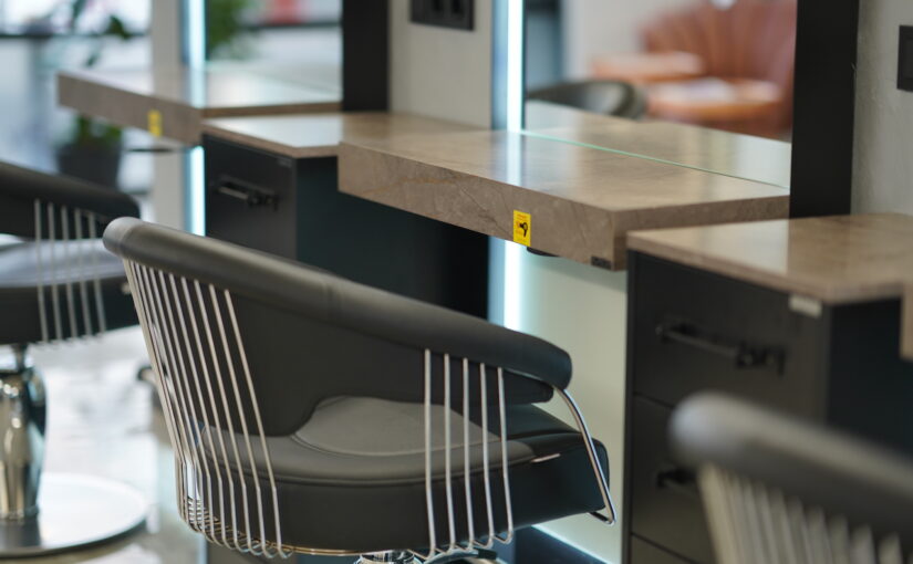 Designer Friseurstuhl in einer hochwertigen Friseursalon Einrichtung in Österreich mit individuell geplanter Innenarchitektur.