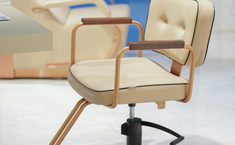 Premium Salonstuhl für professionelle Friseureinrichtung mit modernem Interior Design.