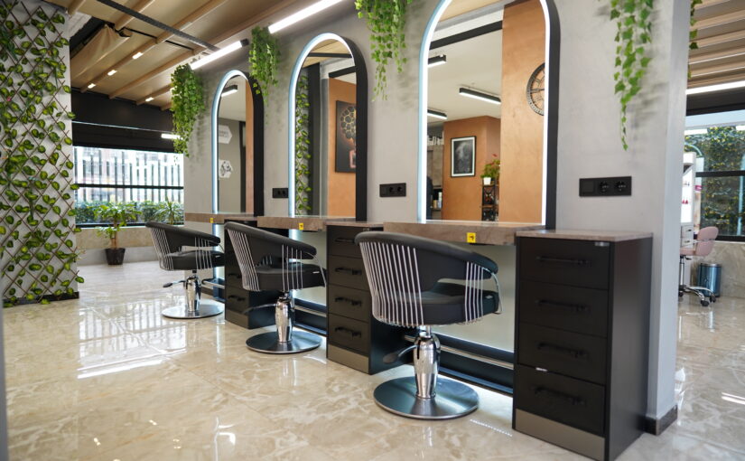 Luxuriöse Friseursalon Einrichtung in Wien mit maßgefertigten Salonmöbeln, Innenarchitektur und professionellem Ausbau.