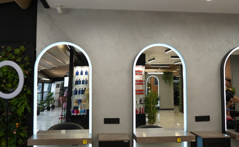 Friseursalon Komplettausbau in Wien mit maßgefertigten Spiegelplätzen und professioneller Beautysalon Einrichtung.
