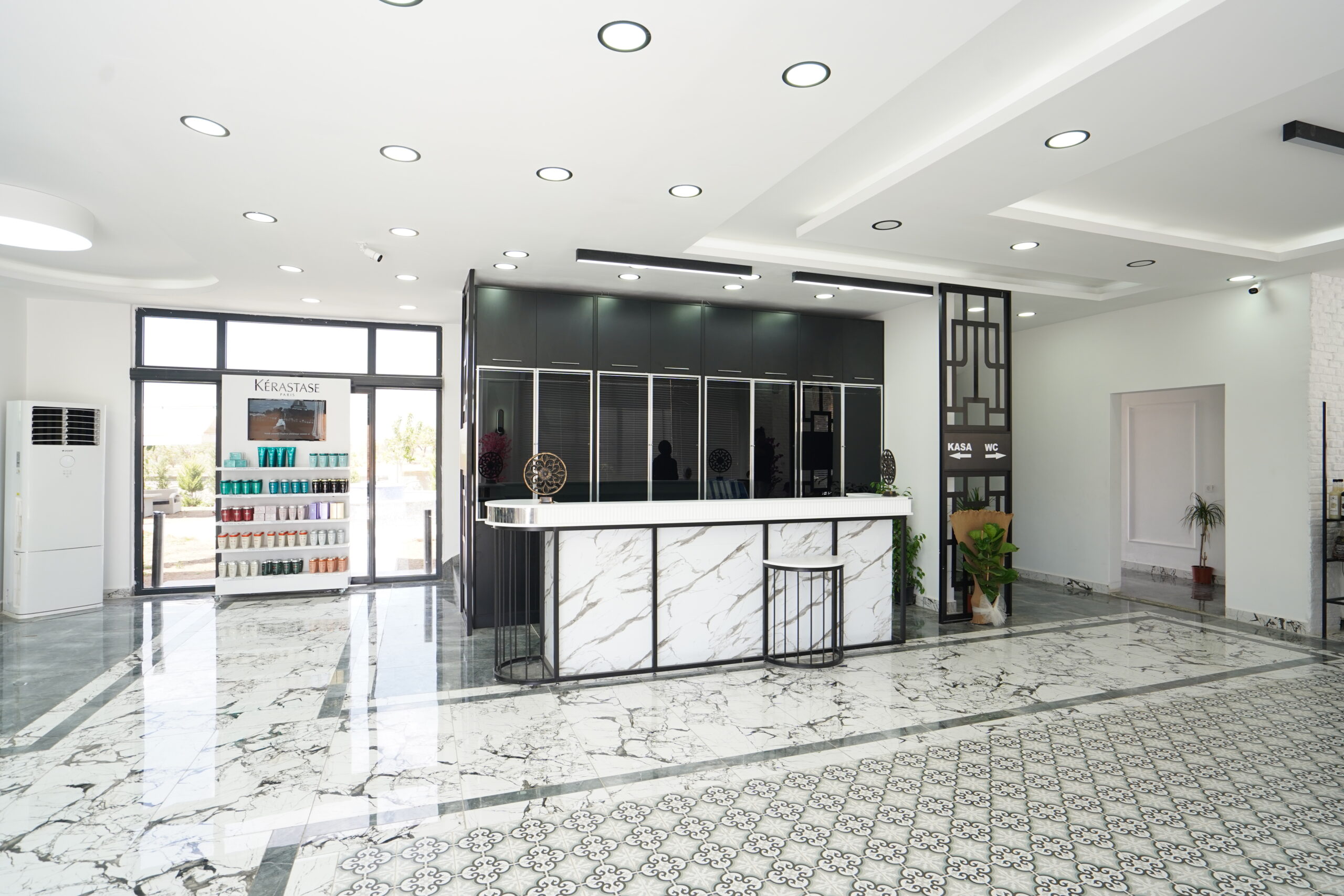 friseursalon-rezeption-marmor-design-produktpraesentation.jpg Elegante Friseursalon Rezeption mit Marmoroptik, hochwertigem Empfangsbereich und Produktpräsentation