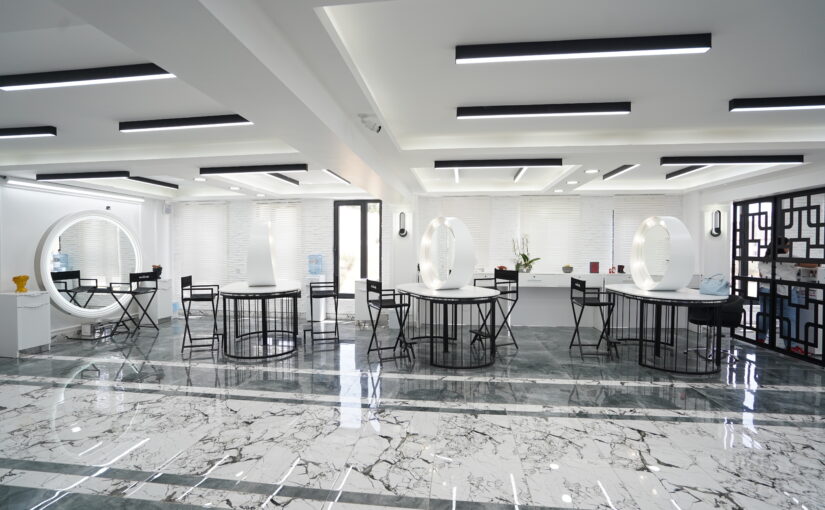 Moderne Stylinginsel in einem Friseursalon mit beleuchteten Rundspiegeln und exklusivem Salon Design