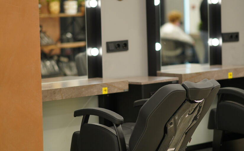 Professionelle Herrensalon Einrichtung in Wien mit Barber Chair, Spiegelarbeitsplatz und schlüsselfertigem Innenausbau.