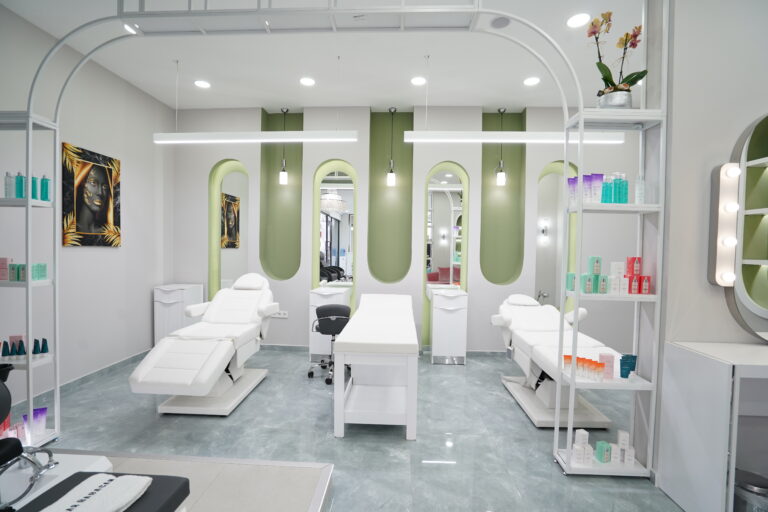 Kosmetik-Behandlungsraum im Bahar Babacan Beauty Center mit professionellen Behandlungsliegen und eleganter Einrichtung.
