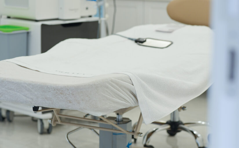 Hochwertige Behandlungsliege für Kosmetikstudio, Beauty Klinik oder professionelle Spa Einrichtung.