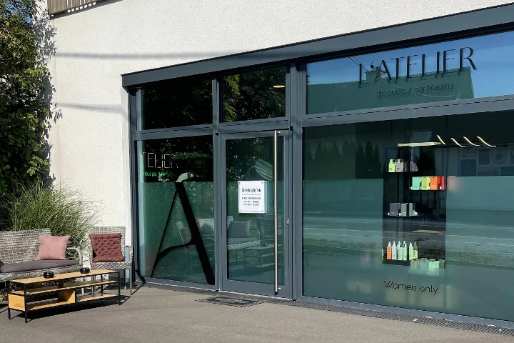 Außenansicht des Friseursalons L’ATELIER in Graz – schlüsselfertiges Salonprojekt