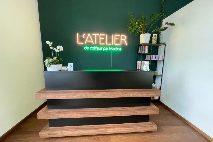 Maßgeschneiderter Empfangsbereich im Friseursalon L’ATELIER Graz