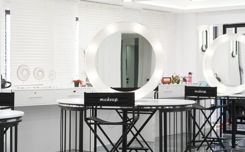 xklusiver Stylingplatz für Make-up Anwendungen mit modernem Rundspiegel im Premium Beauty Salon
