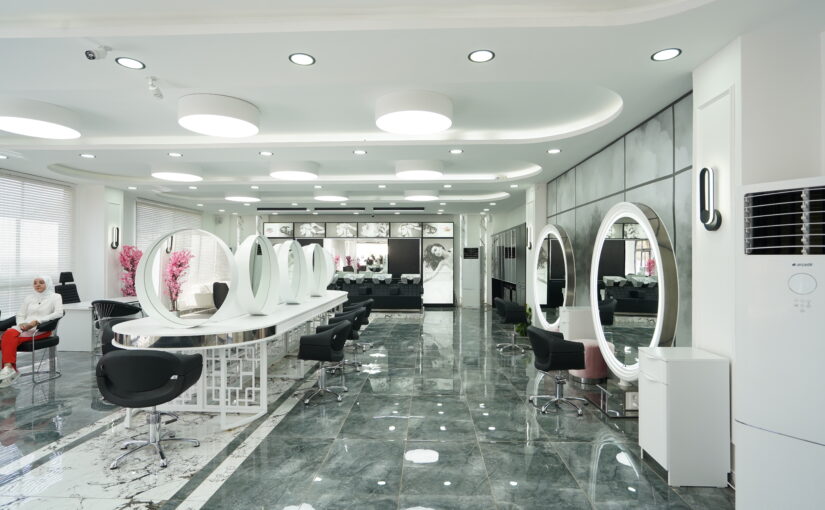 Moderner Friseursalon mit runden Spiegelplätzen, luxuriösem Innenausbau und stilvoller Beleuchtung