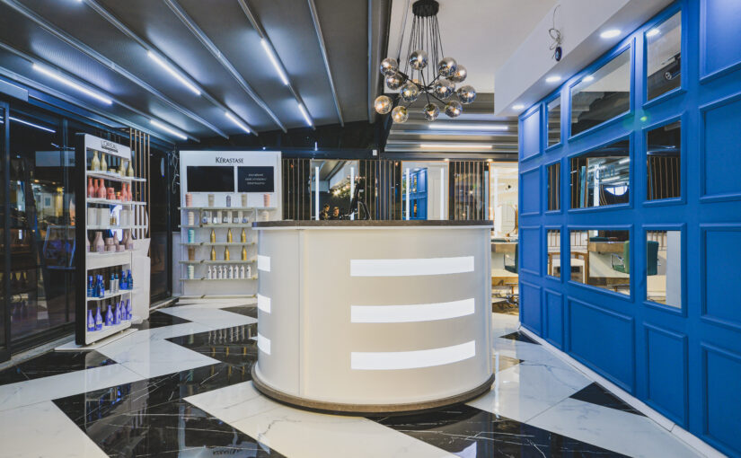 Empfang mit Produktpräsentation in modernem Friseursalon Interior Design