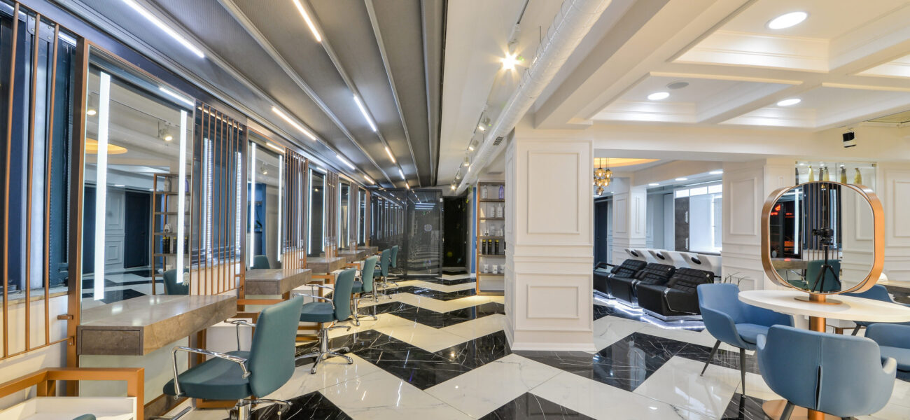 Hochwertige Gesamtansicht eines exklusiven Friseursalon Referenzprojekts