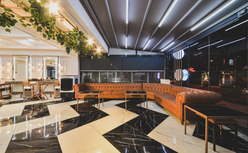 Exklusiver Wartebereich in modernem Friseursalon mit Lounge-Atmosphäre
