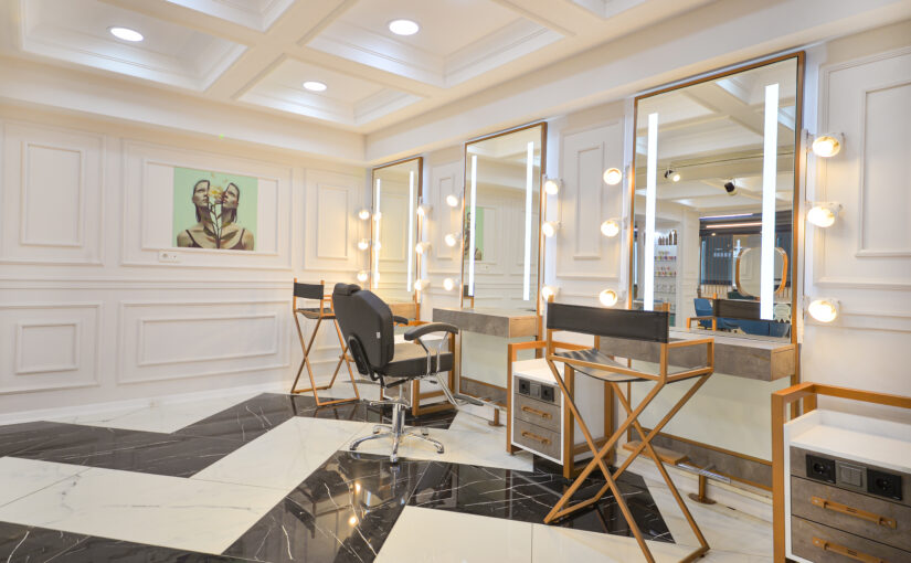 Luxuriöser Stylingbereich in modernem Friseursalon mit beleuchteten Spiegelplätzen