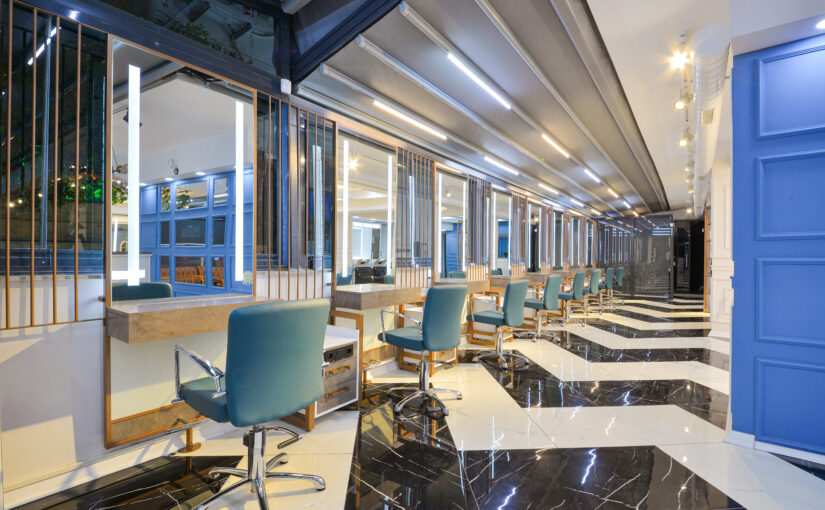 Großzügiger Stylingbereich in luxuriösem Friseursalon Design