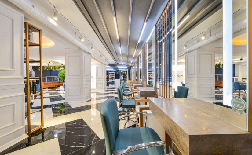Moderne Friseurarbeitsplätze mit hochwertiger Innenarchitektur