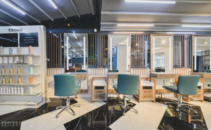Professionelle Stylingplätze in exklusiver Friseursalon Einrichtung