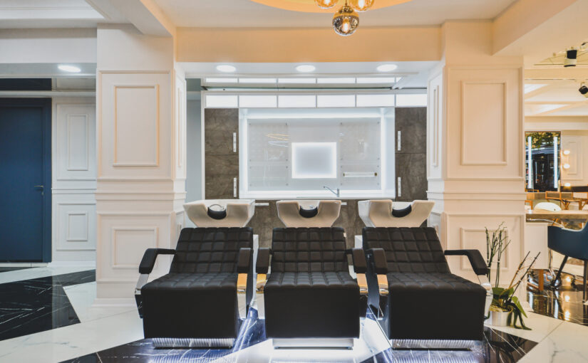 Moderner Waschbereich in luxuriösem Friseursalon mit Premium-Ausstattung