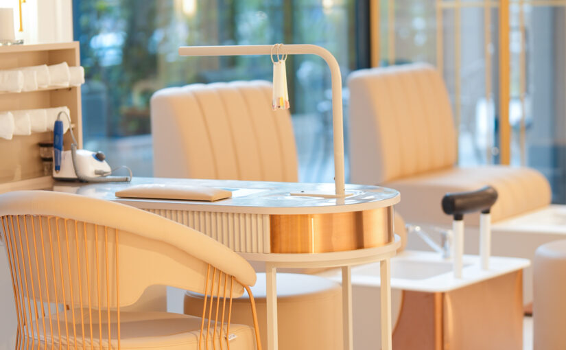 Moderner Maniküre Arbeitsplatz als Teil einer exklusiven Nagelstudio und Beauty Salon Einrichtung.