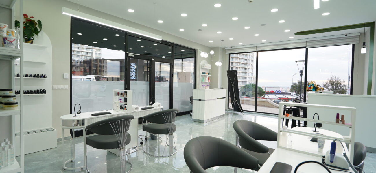 nagelstudio-pedikuere-lounge-realisiert.jpg Pediküre-Lounge und Fußpflegebereich im Bahar Babacan Beauty Center mit komfortablen Behandlungssesseln.